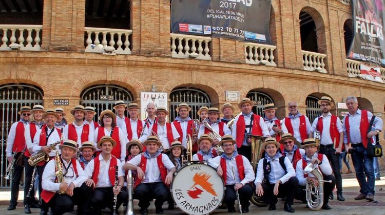 Les musiciens de la banda Les Armagnacs posent devant les arènes de Valence en 2017